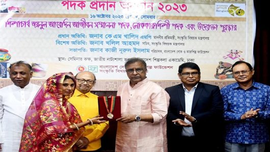 কারুশিল্পীদের হাতে ‘লোককারুশিল্প পদক’ তুলে দিলেন প্রতিমন্ত্রী