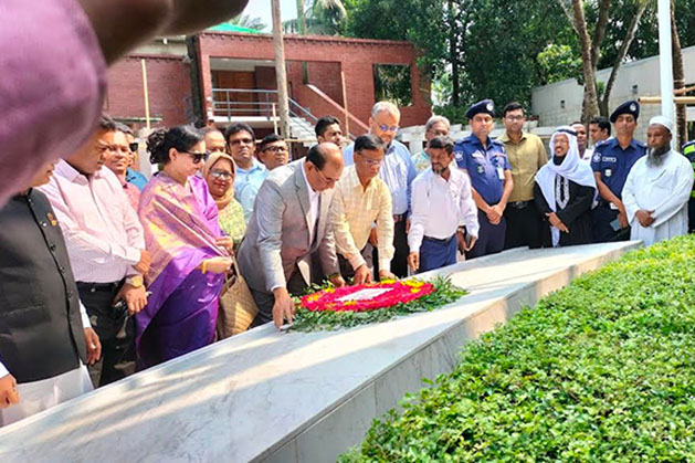বঙ্গবন্ধুর সমাধিতে সমাজকল্যাণ মন্ত্রণালয়ের নতুন সচিবের শ্রদ্ধা নিবেদন