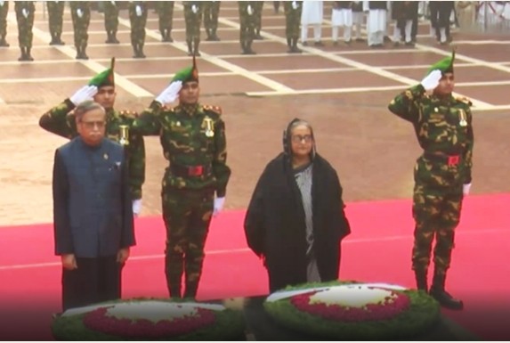 বুদ্ধিজীবী স্মৃতিসৌধে রাষ্ট্রপতি ও প্রধানমন্ত্রীর শ্রদ্ধা