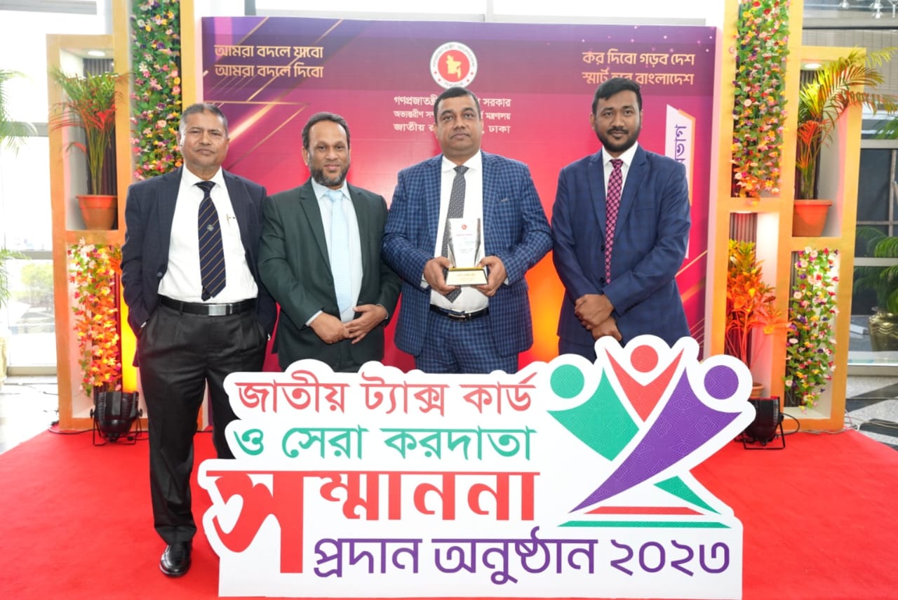 দ্বিতীয় সর্বোচ্চ করদাতা হিসেবে রাষ্ট্রীয় সম্মাননায় ভূষিত হলেন জাহেদ ইকবাল