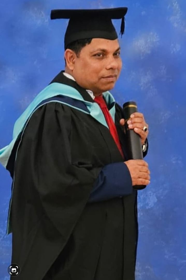 ব্রিটিশ বাংলাদেশি মিছবাহ এর গ্রাজুয়েশন ডিগ্রী সম্পন্ন