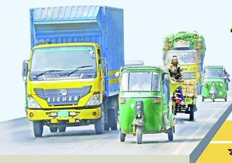 মহাসড়কে টাকায় ঘোরে অবৈধ যানের চাকা