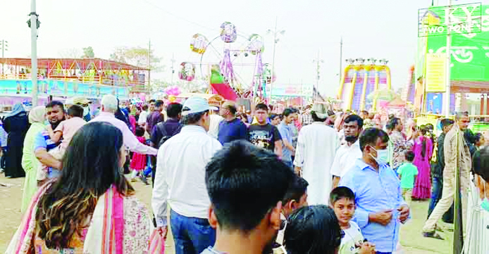 ছুটির দিনে লোকারণ্য বাণিজ্যমেলা