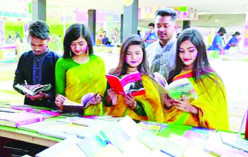 সোহরাওয়ার্দী উদ্যানে জমজমাট বইমেলা