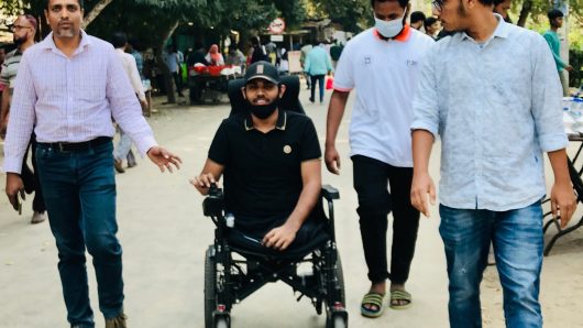 দুই পা হারালেও জীবন যুদ্ধে হারেননি শিক্ষার্থী আসিফ