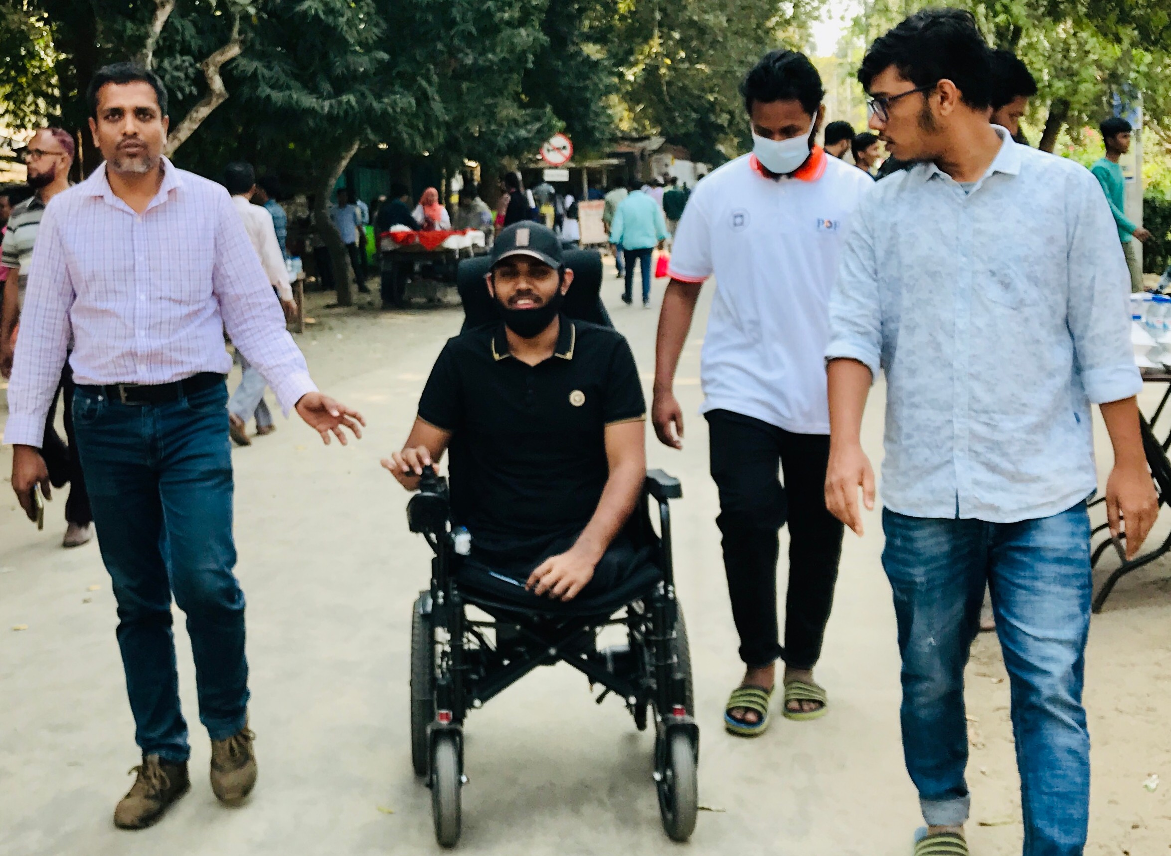 দুই পা হারালেও জীবন যুদ্ধে হারেননি শিক্ষার্থী আসিফ