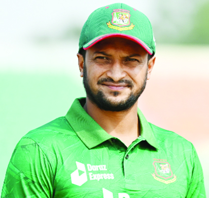 সেলফি তুলতে চাওয়া ভক্তকে ধাক্কা দিলেন সাকিব