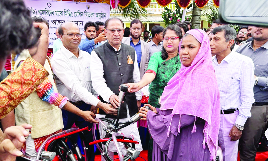 প্রান্তিক মানুষের মুখে হাসি দেখতে চায় সরকার : প্রাণিসম্পদ মন্ত্রী