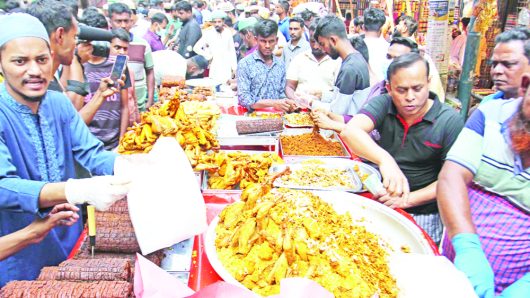 প্রথম দিনেই চকবাজারে জমে উঠেছে ইফতার বাজার