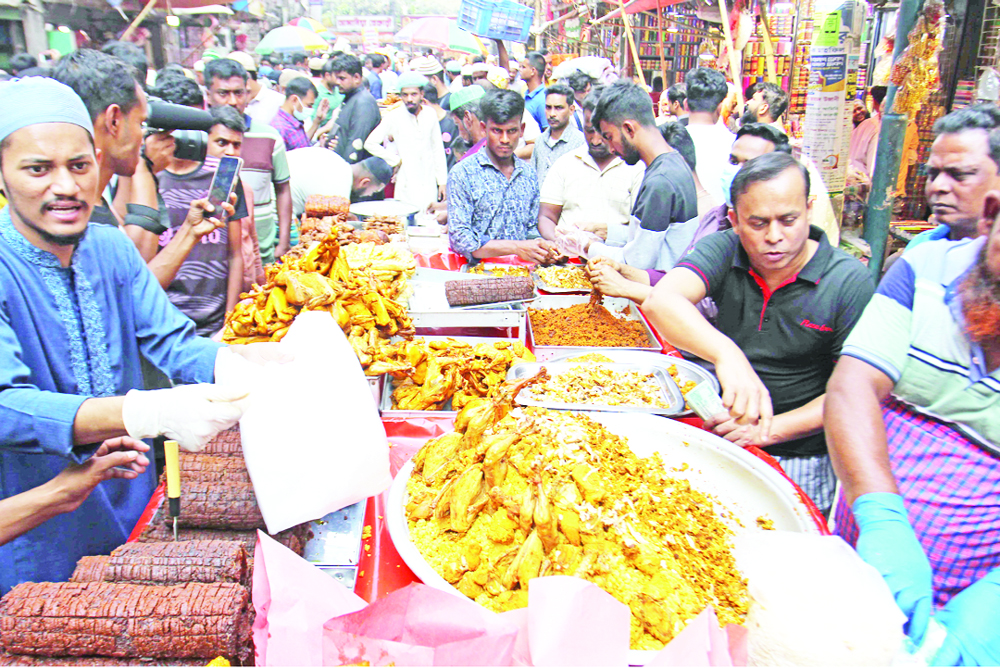 প্রথম দিনেই চকবাজারে জমে উঠেছে ইফতার বাজার