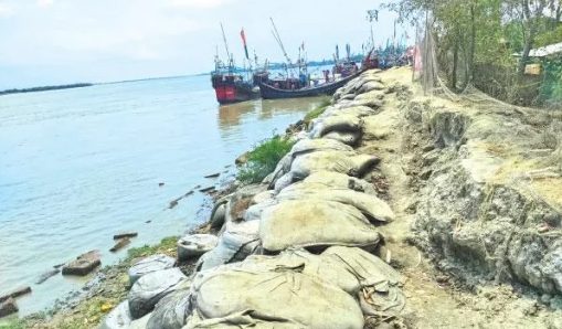 আসছে ঝড়ের মৌসুম, উপকূলে ঝুঁকিপূর্ণ বাঁধ নিয়ে আতঙ্ক