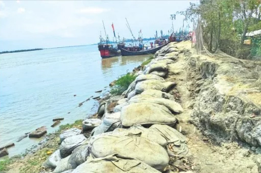 আসছে ঝড়ের মৌসুম, উপকূলে ঝুঁকিপূর্ণ বাঁধ নিয়ে আতঙ্ক