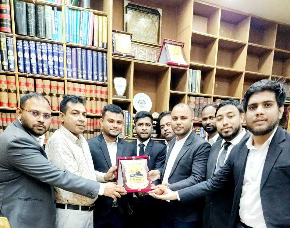 সফল সংগঠক হিসেবে সাকসেস এ্যাওয়ার্ড ২০২৪ পাওয়ায় ব্যারিস্টার সাইফুর রহমানকে আইনজীবীদের সংবর্ধনা