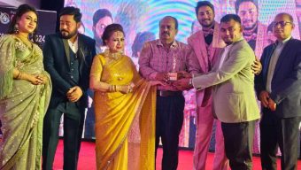 সফল সংগঠক হিসেবে ‘সাকসেস এ্যাওয়ার্ড-২০২৪’ গ্রহণ করেছেন ব্যারিস্টার সাইফুর রহমান