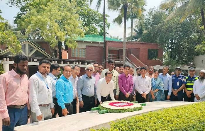 জাতির পিতার সমাধিতে বাংলাদেশ পরমাণু শক্তি কমিশনের চেয়ারম্যানের শ্রদ্ধা