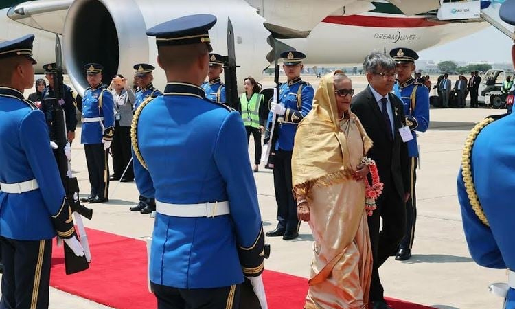 থাইল্যান্ডে প্রধানমন্ত্রীকে লাল গালিচা সংবর্ধনা