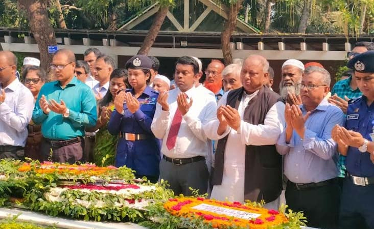 মুজিবনগর দিবস টুঙ্গিপাড়ায় জাতির পিতার সমাধিতে মানুষের ঢল