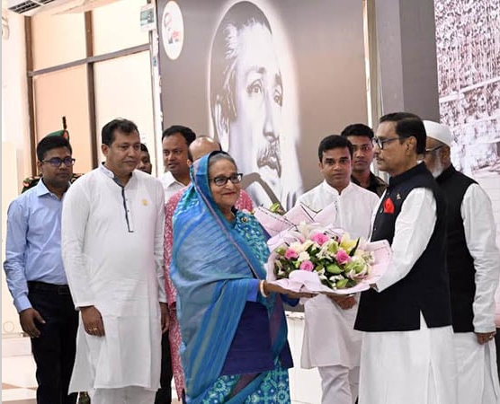 দেশে ফিরেছেন প্রধানমন্ত্রী