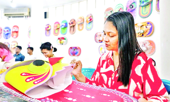 বর্ষবরণ চলছে মঙ্গল শোভাযাত্রার প্রস্তুতি