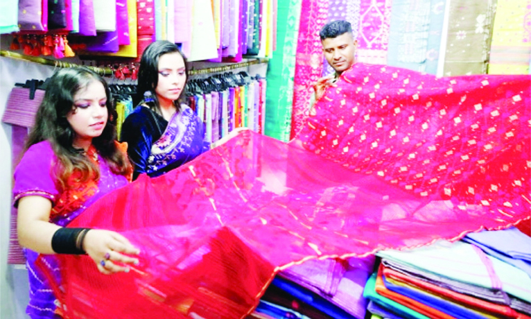 জামদানি মেলা শুরু রাজধানীতে৩০টি স্টল নিয়ে সাজানো এই মেলা সকাল ১০টা থেকে বিকাল ৫টা পর্যন্ত সর্বসাধারণের জন্য উন্মুক্ত থাকবে