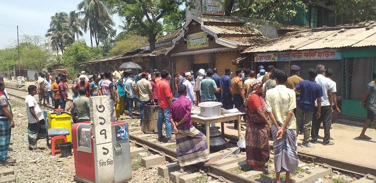 জয়পুরহাট রেলের ৭২০০ স্কয়ার ফিট জায়গার অবৈধ স্থাপনা উচ্ছেদ