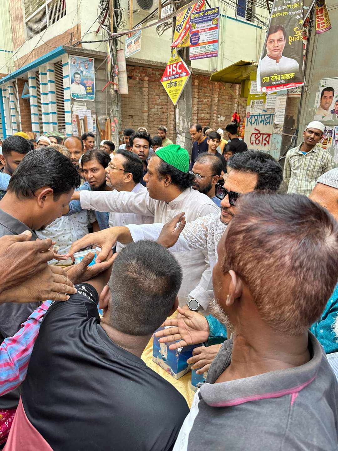 রাজধানীর বংশালে পাঁচ শতাধিক মানুষের মাঝে আইসক্রীম বিতরণ করেন নাঈম আহমেদ