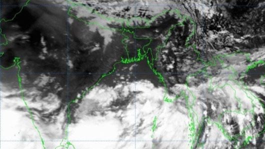উপকূল অতিক্রম করছে ঘূর্ণিঝড় ‘রিমাল’
