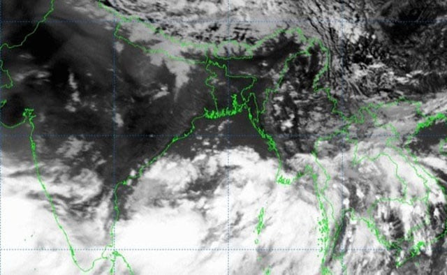 উপকূল অতিক্রম করছে ঘূর্ণিঝড় ‘রিমাল’
