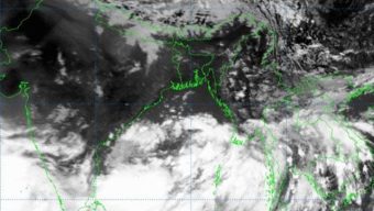 সাতক্ষীরা উপকূলে আঘাত হানতে শুরু করেছে ঘূর্ণিঝড় ‘রেমাল’
