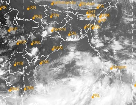 বঙ্গোপসাগরে সৃষ্ট নিম্নচাপটি শনিবার সকালে ঘূর্ণিঝড়ে রূপ নিতে পারে