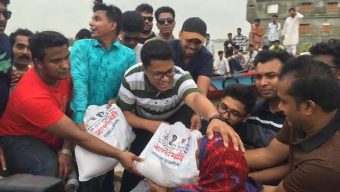 প্রধানমন্ত্রীর পক্ষে সিলেটে বন্যার্তদের মাঝে ত্রাণসামগ্রী বিতরণ ছাত্রলীগের