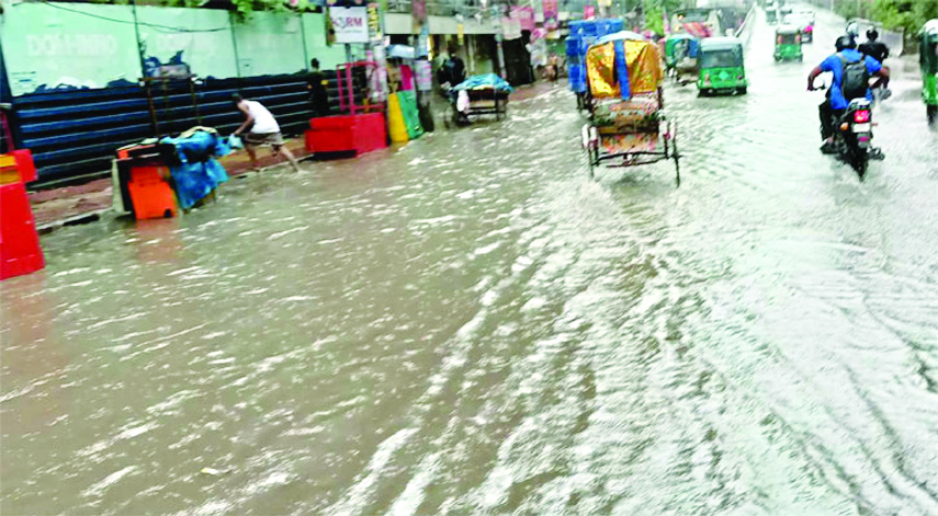 ঢাকায় মুষলধারে বৃষ্টি ভোগান্তি চরমে