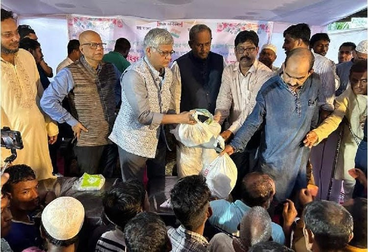 ছাতকে বন্যা দুর্গতদের মাঝে ভারতীয় সহকারি হাই কমিশনারের ত্রাণ বিতরণ