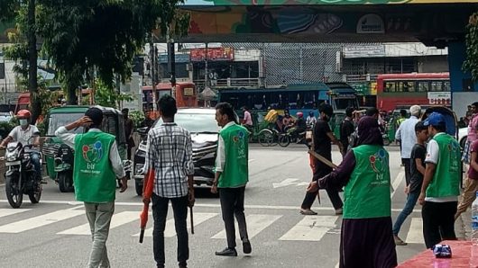 রাজধানীতে ট্রাফিক নিয়ন্ত্রণে বেটার লিভিং ফাউন্ডেশনের স্বেচ্ছাশ্রম