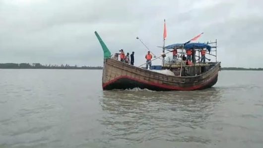 ভোলার চরফ্যাশনে মেঘনা নদীতে ট্রলার ডুবি : ৫ জেলে উদ্ধার, নিখোঁজ ৮