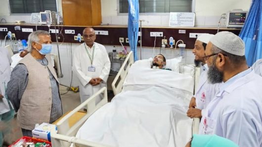 গণ-আন্দোলনে আহতদের দেখতে নিউরোসায়েন্সেস হাসপাতালে ড. ইউনূস